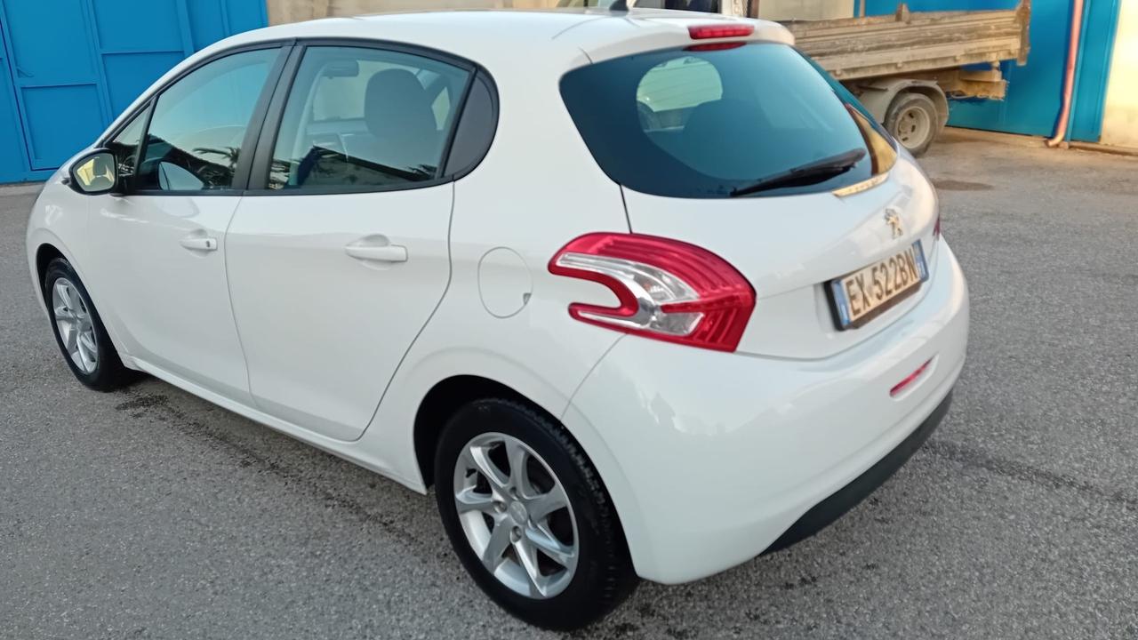 Peugeot 208 5P-1.2 benz-full -2014