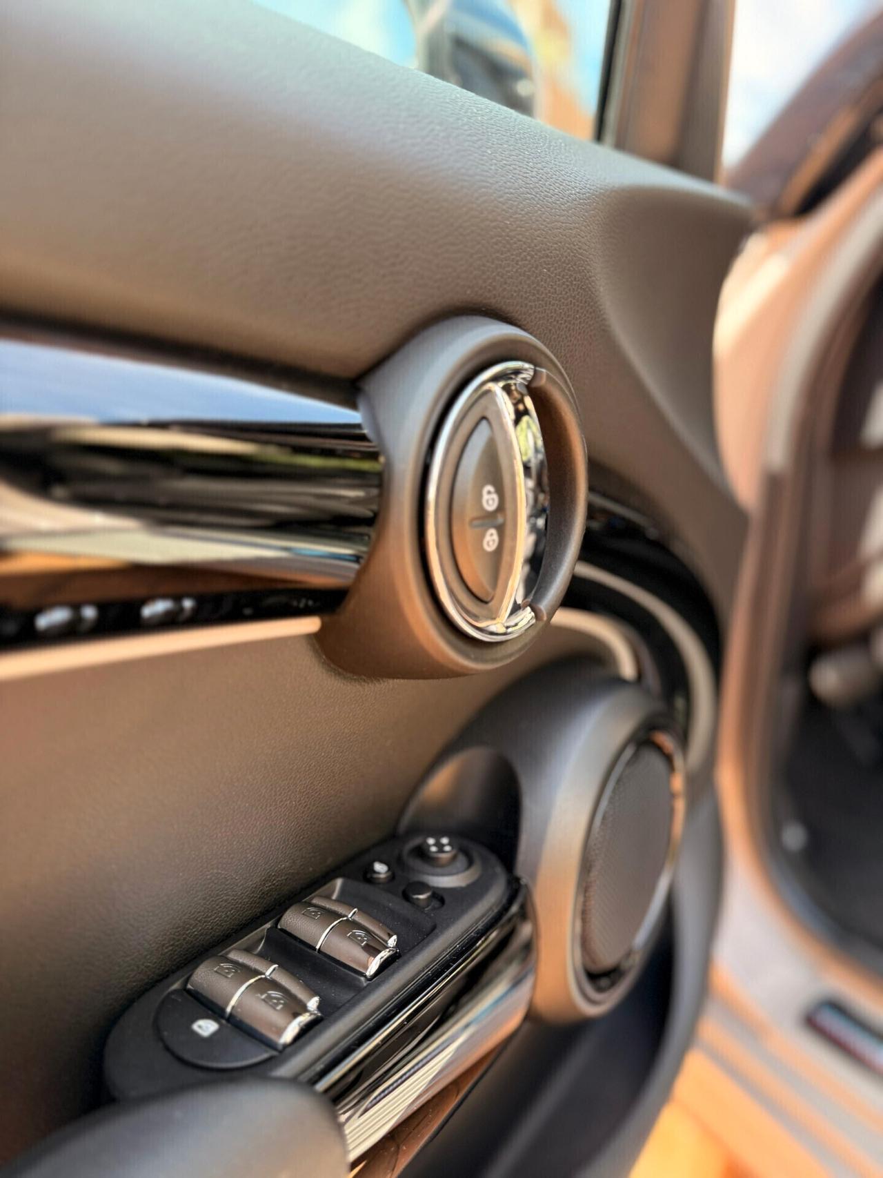 Mini Mini 2.0 John Cooper Works interno ed esterno