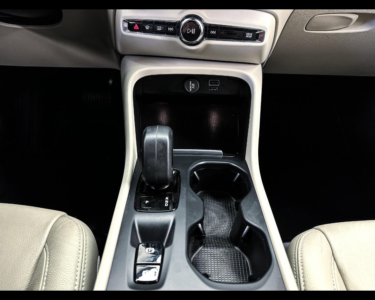 VOLVO XC40 (2017-->) - XC40 T2 Geartronic Momentum Pro N1