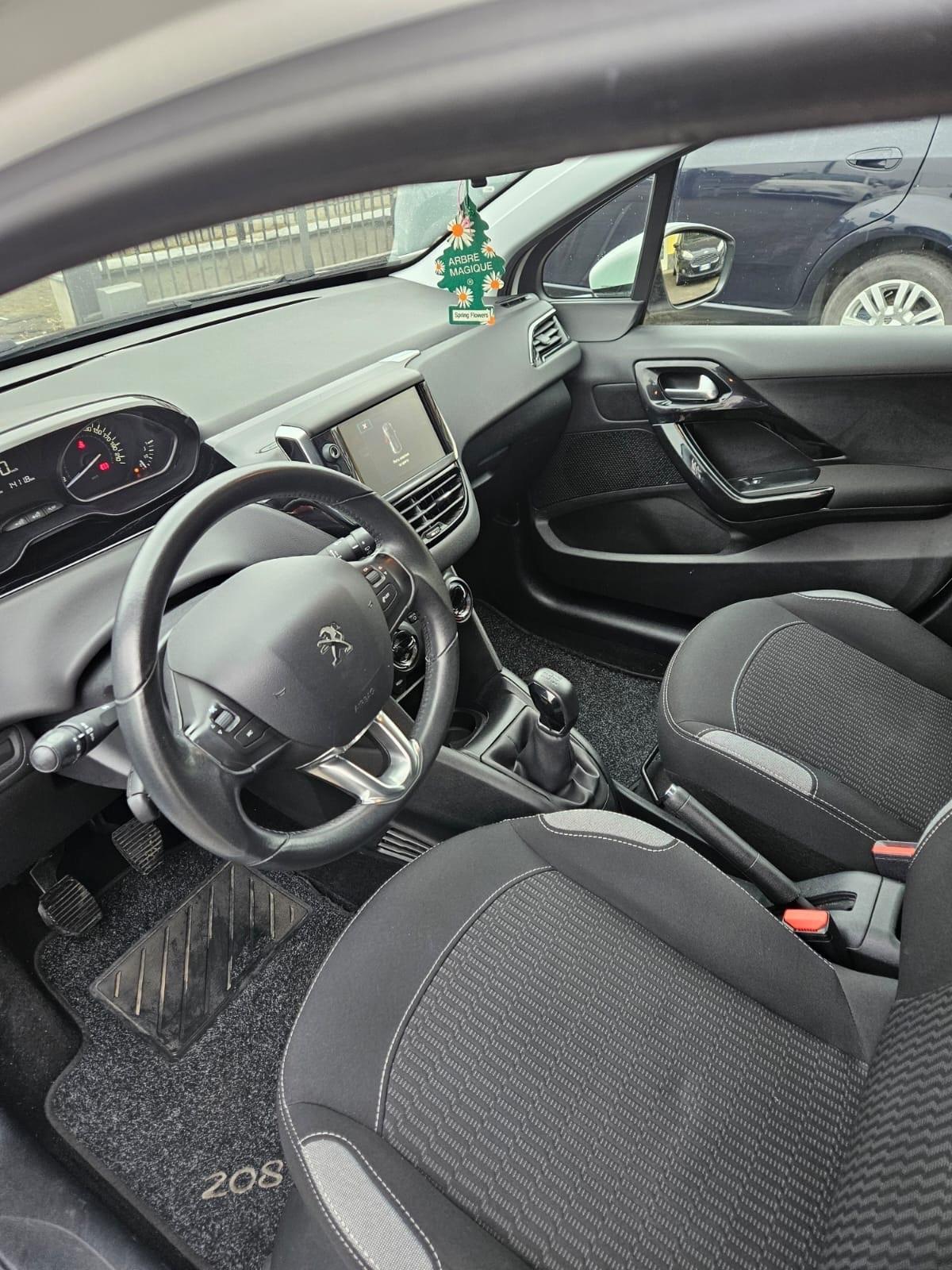 Peugeot 208 PureTech 82 5 porte Allure