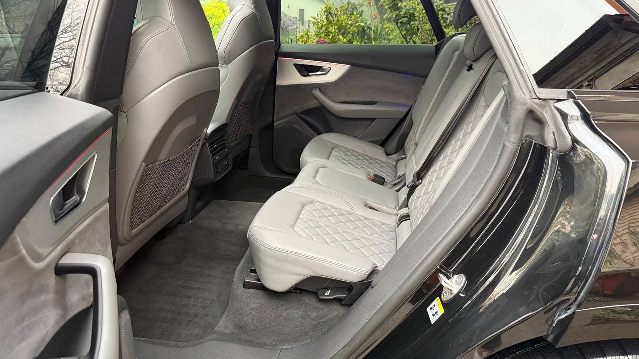 Audi Q8 50 TDI 286 CV quattro Tetto Matrix interno RS