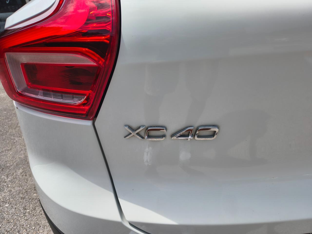 VOLVO XC40 D3 MOMENTUM "MAI VISTA UNA SIMILE"
