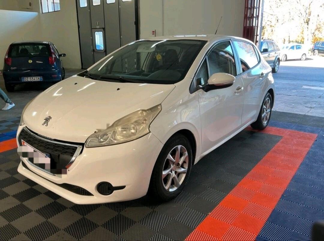 Peugeot 208 1.4 HDi 68 CV 5 porte Allure