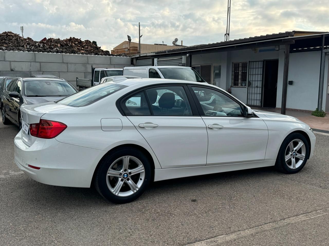 Bmw 318 2.0d 143 Cv Business Auto - 2014