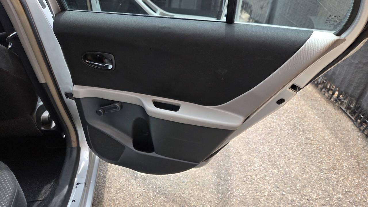 Toyota Yaris 1.0 5 porte Sol unica proprietaria km. 117.000