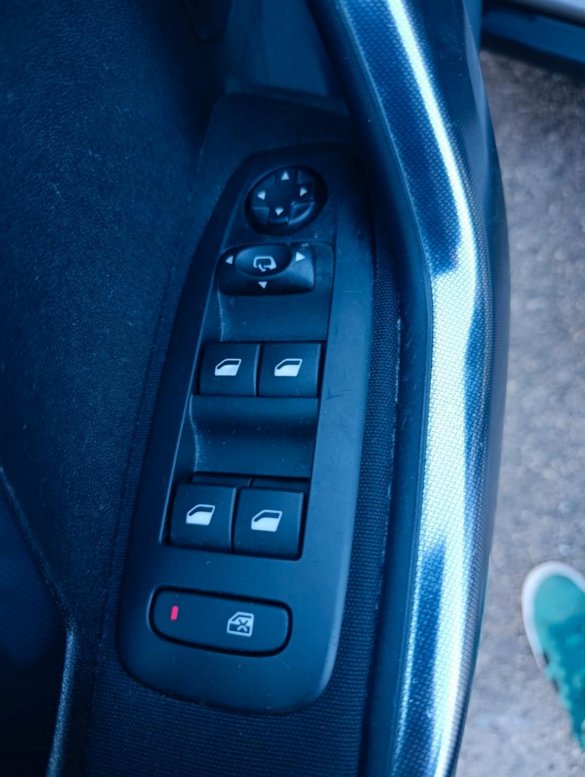 Peugeot 2008 1.6 e-HDi Allure 2015