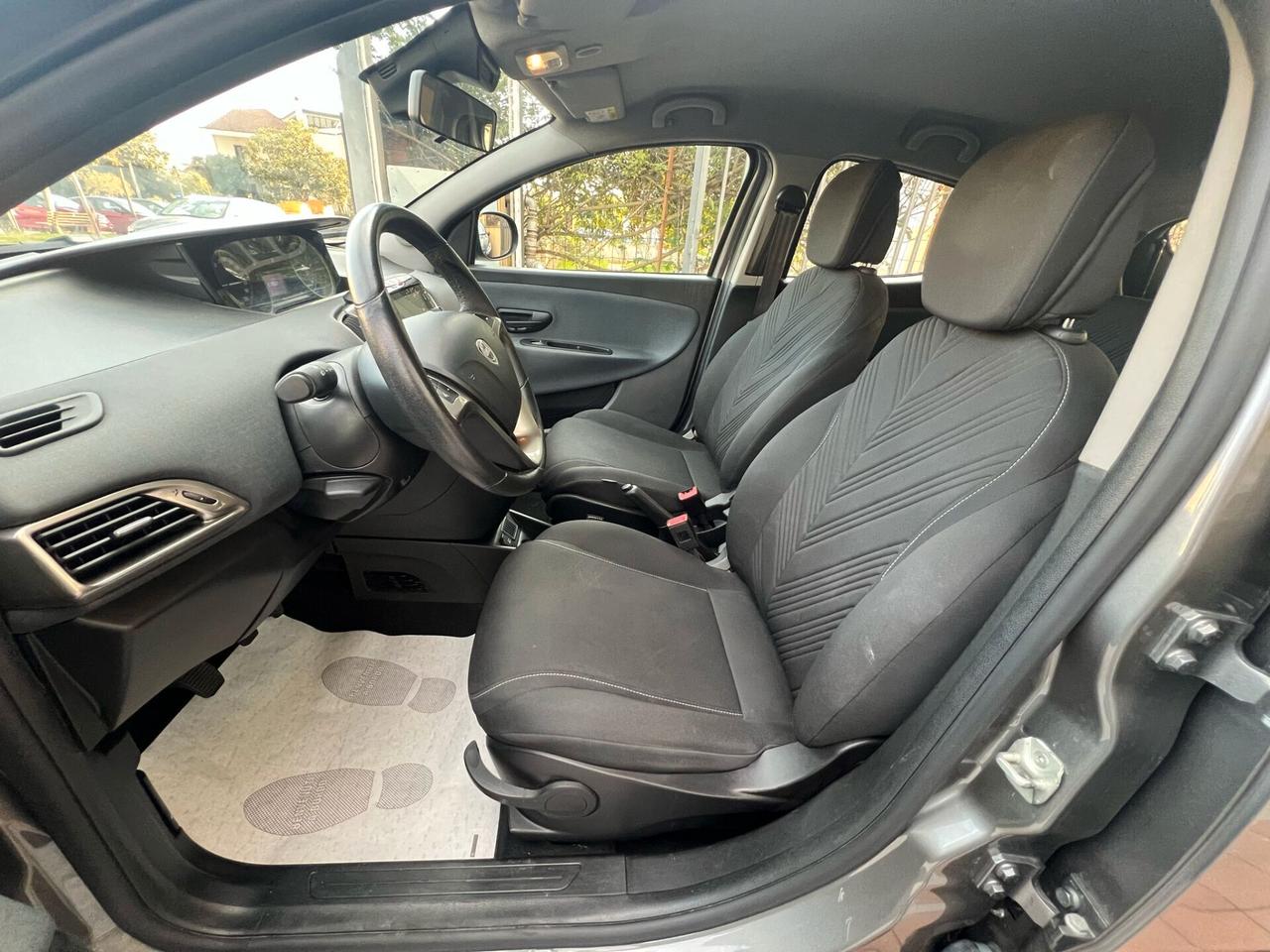 Lancia Ypsilon 1.0 FireFly 5 porte S&S Hybrid Ecochic Silver
