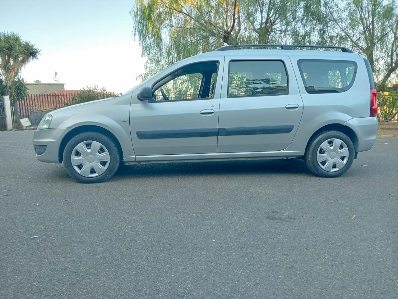 Dacia Logan pianale ribassato trasporto disabili