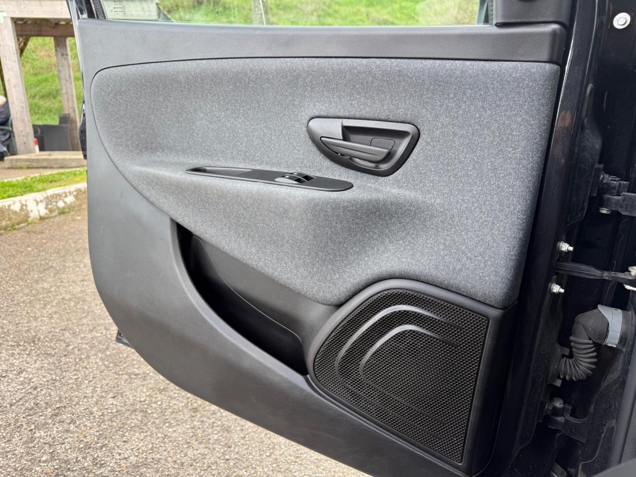 Lancia Ypsilon 1.0 FireFly 5 porte S&S Hybrid Ecochic Silver