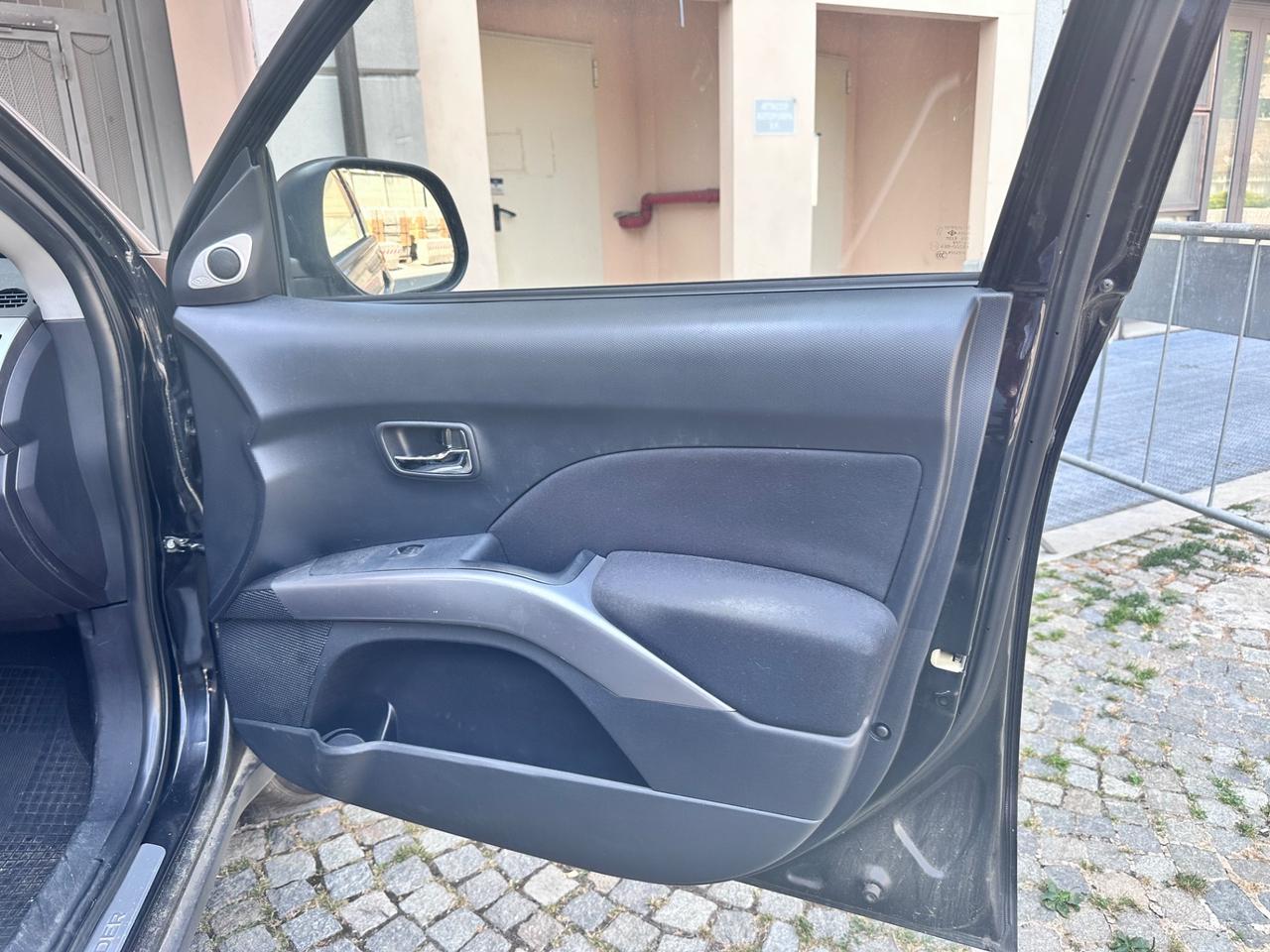 Mitsubishi Outlander 2.0 DI-D un vero 7 posti 4x4