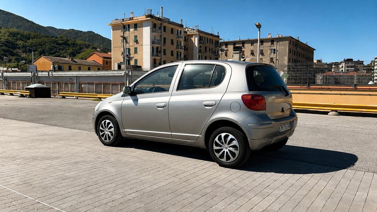 TOYOTA YARIS 1.0 BENZINA 5 PORTE – DISTRIBUZIONE A CATENA – PERFETTA NEOPATENTATI 122.000 km certificati Consumi bassissimi Motore Toyota