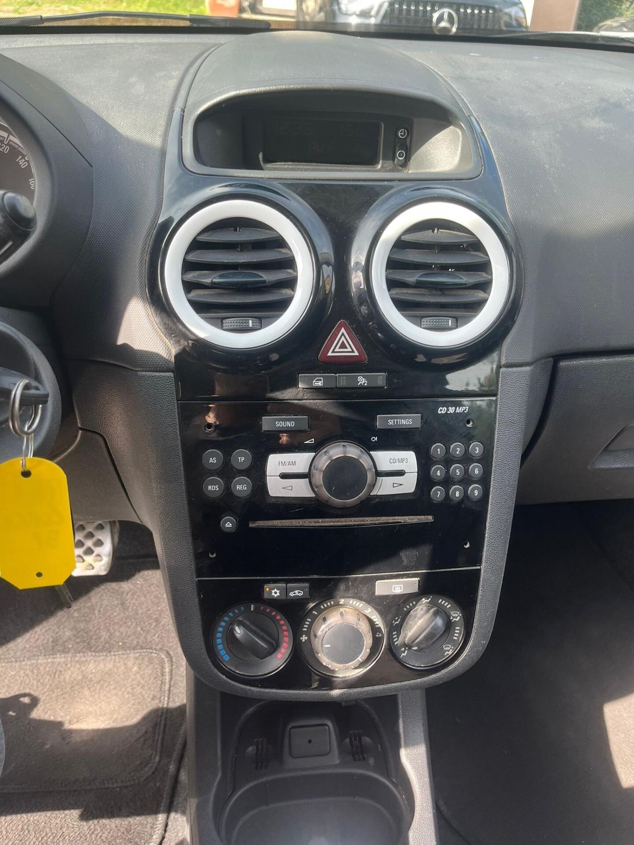 Opel Corsa 1.4 Benzina - Neopatentati