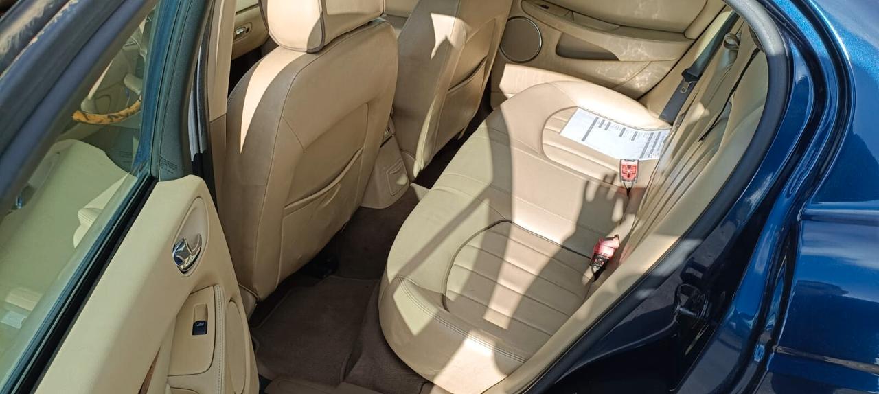 Jaguar X-Type 2.2D cat Executive