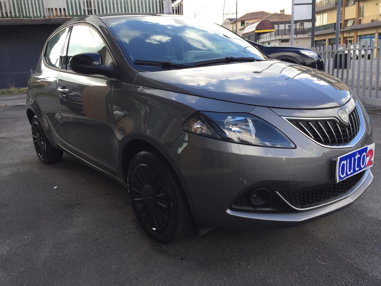 Lancia Ypsilon 1.0 FIREFLY ECOCHIC S&S HYBRID 5P. SILVER X NEOPATENTATI