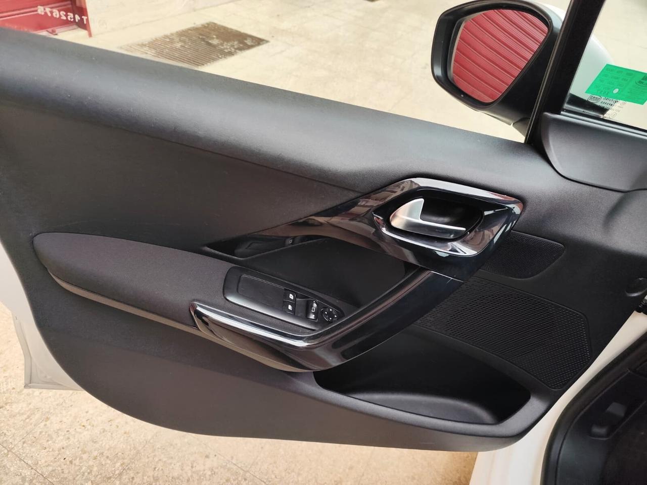 Peugeot 208 1.4 HDi 68 CV 5 porte Allure