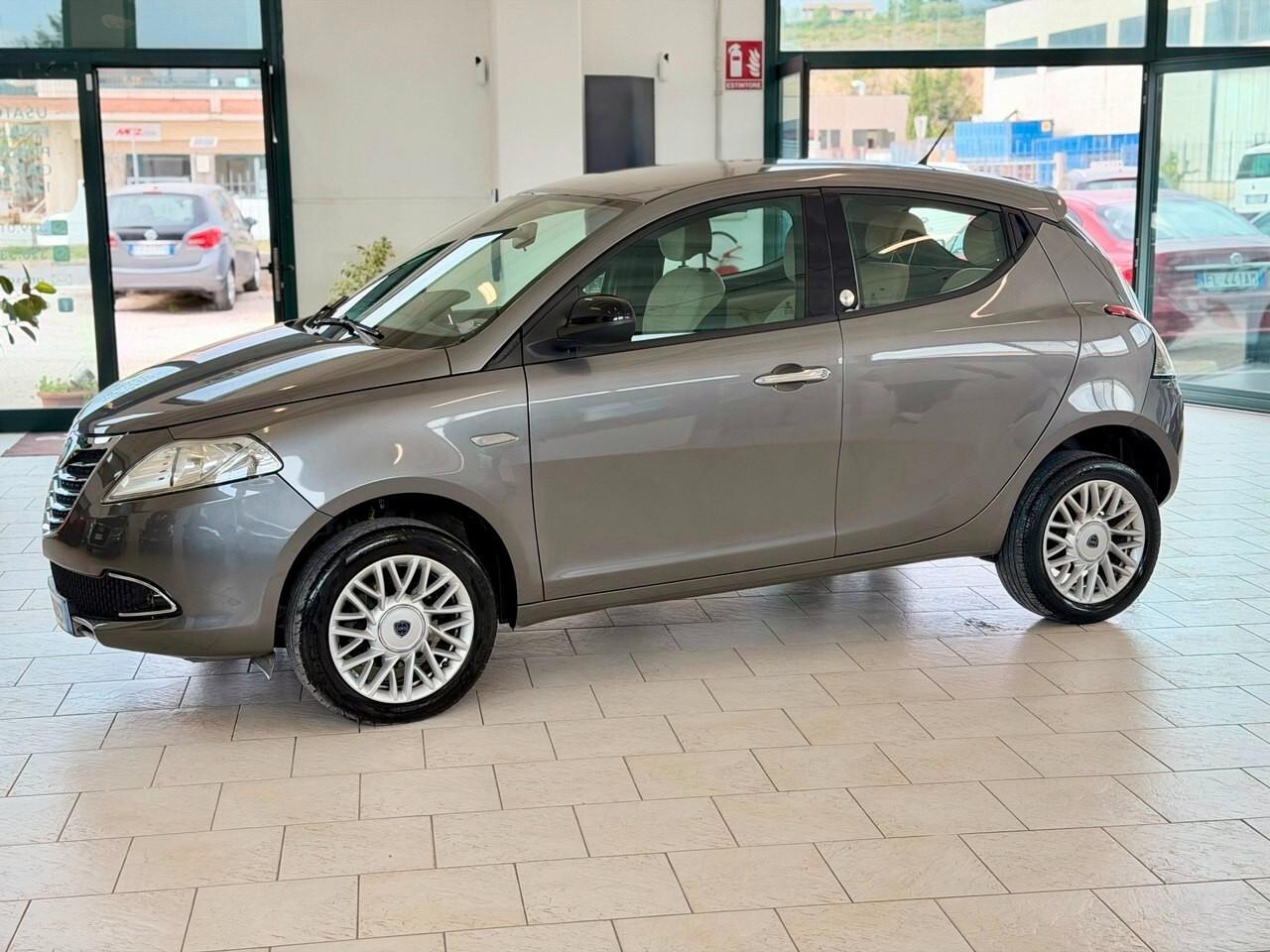 Lancia Ypsilon 0.9 TwinAir 85 CV 5 porte Metano Ecochic Silver