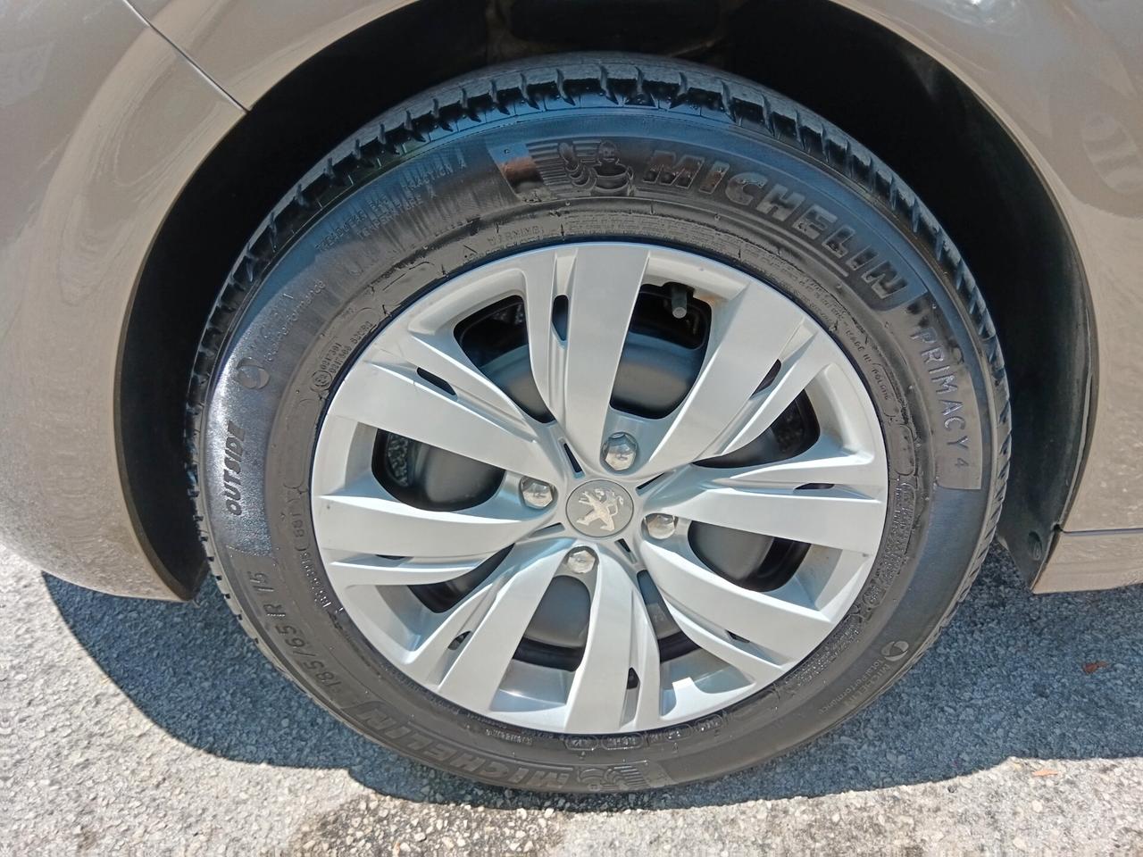 Peugeot 208 1.4 HDi 68CV 5P NEOPATENTATI