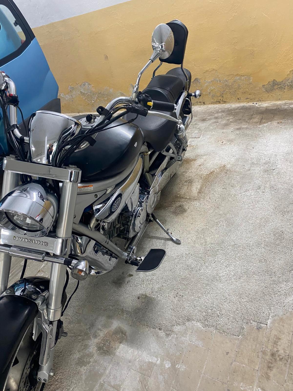 Hyosung GV 650 benzina(PRIVATO)-2009