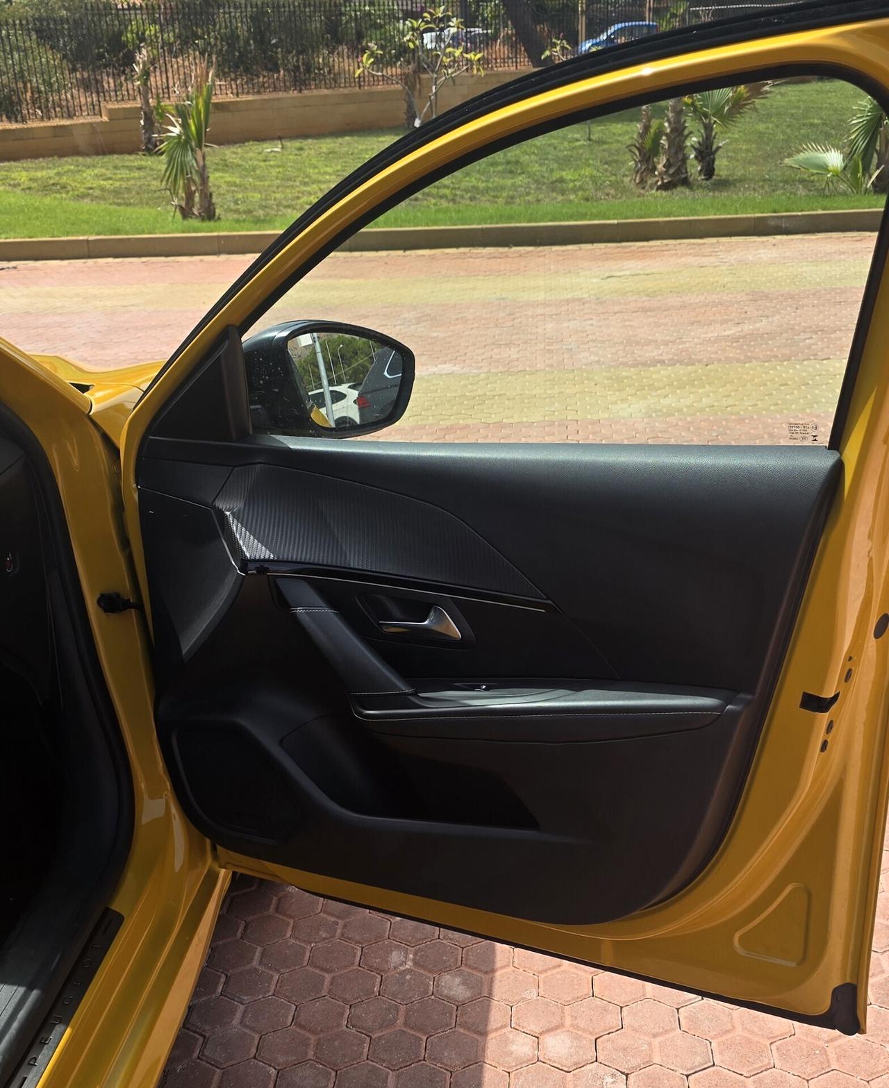 Peugeot 208 PureTech 130 S&S EAT8 5 porte GT – Stile Sportivo e Tecnologia Premium