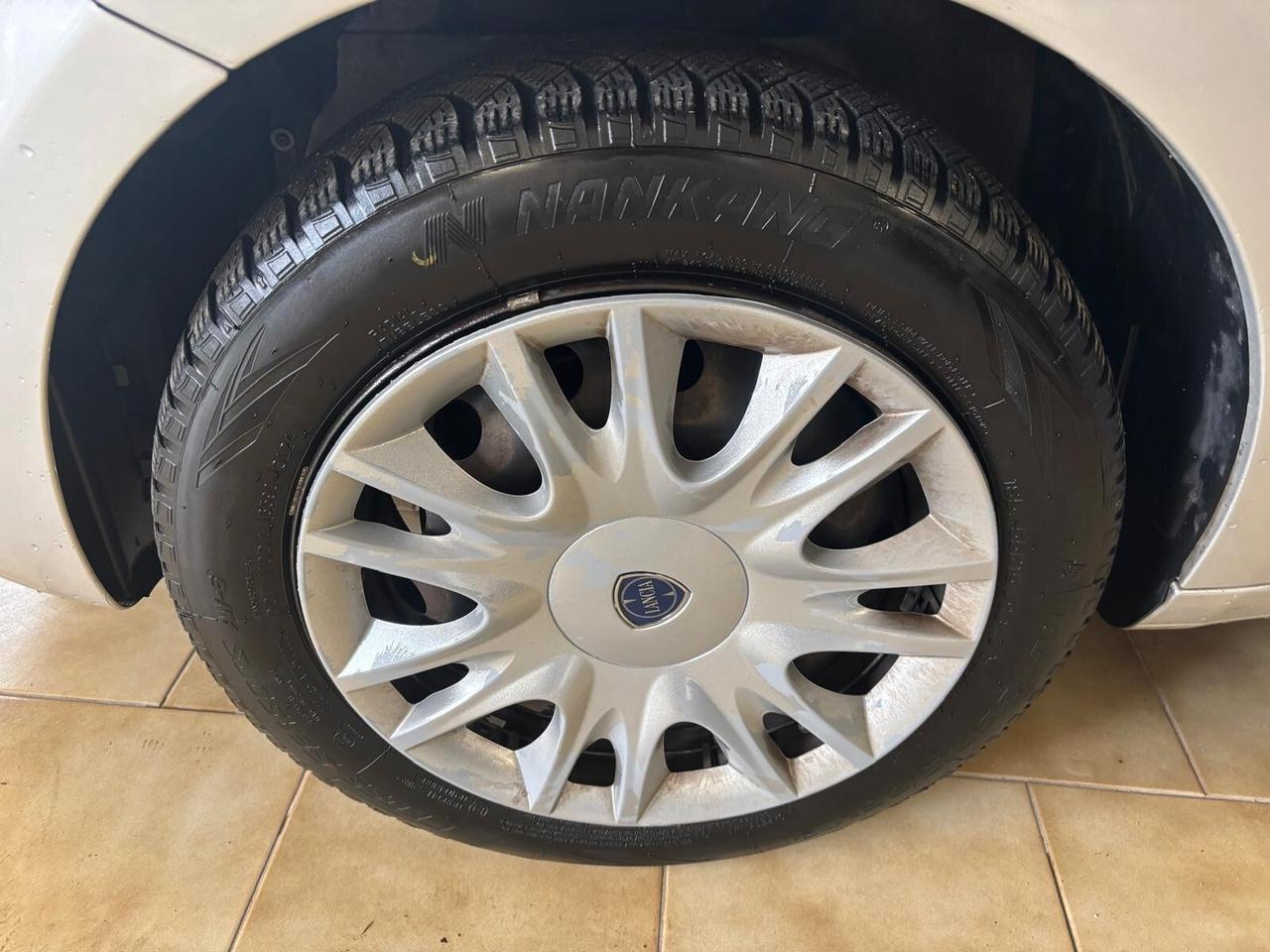 LANCIA YPSILON ANNO 2013 bz 1.2 ADATTA NEOPATENTATI KM 209 mila