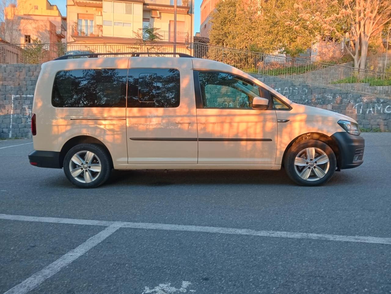 Volkswagen Caddy Pianale ribassato con rampa disabili in carrozzina