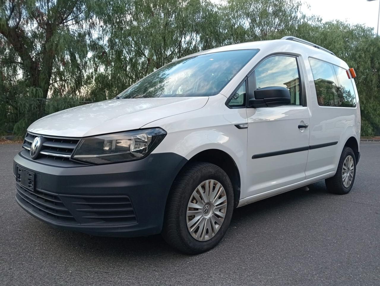 Volkswagen Caddy Pianale ribassato con rampa disabili in carrozzina