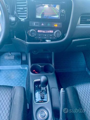 MITSUBISHI Outlander 2.2 DI-D 4WD Instyle AUT.