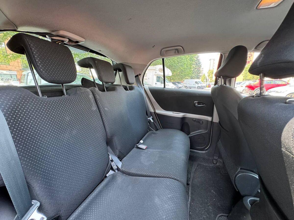 Toyota Yaris 1.3 dual Sol 5p m-mt