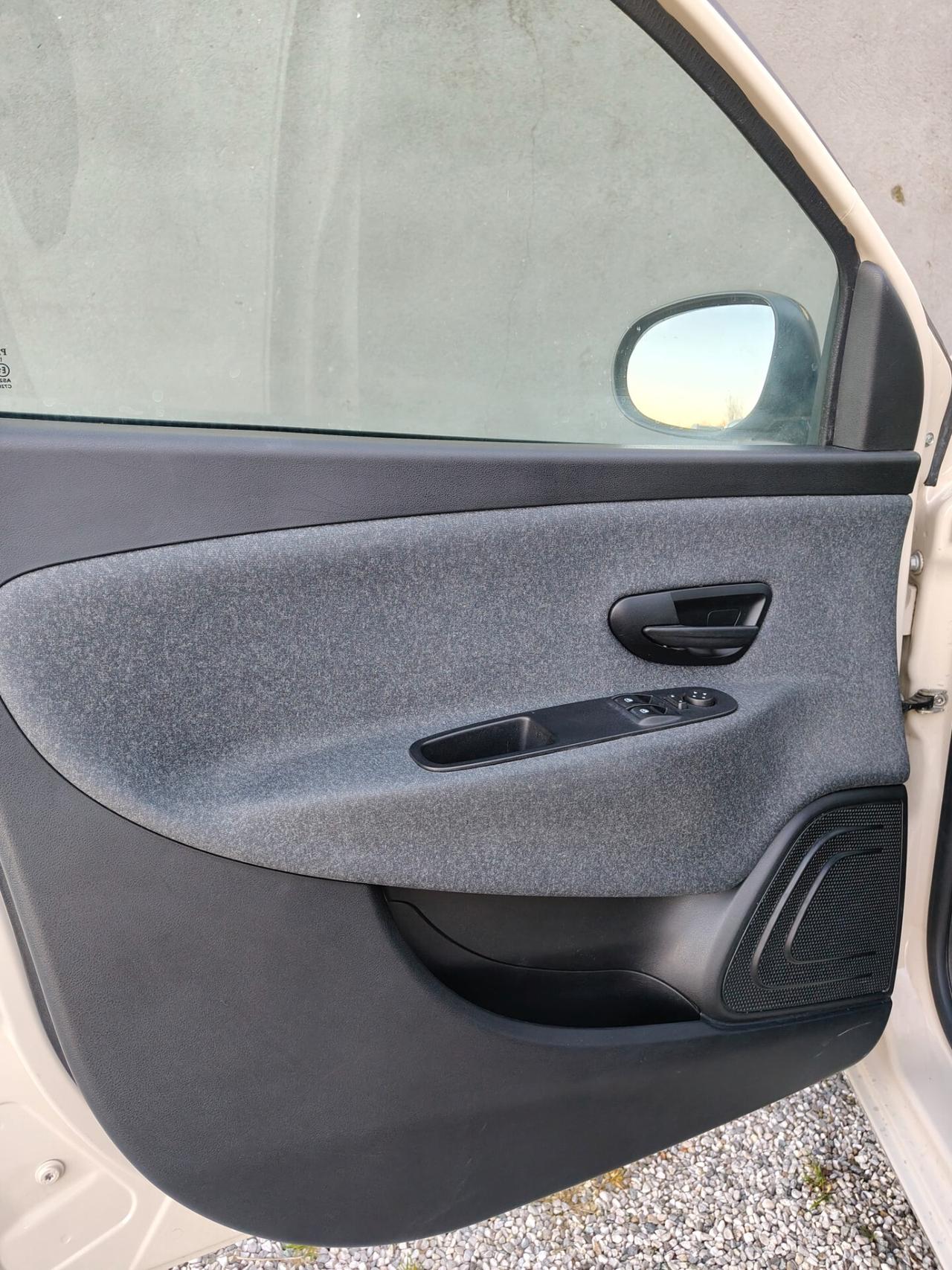 Lancia Ypsilon 1.2 69 CV 5 porte GPL Ecochic Monogram