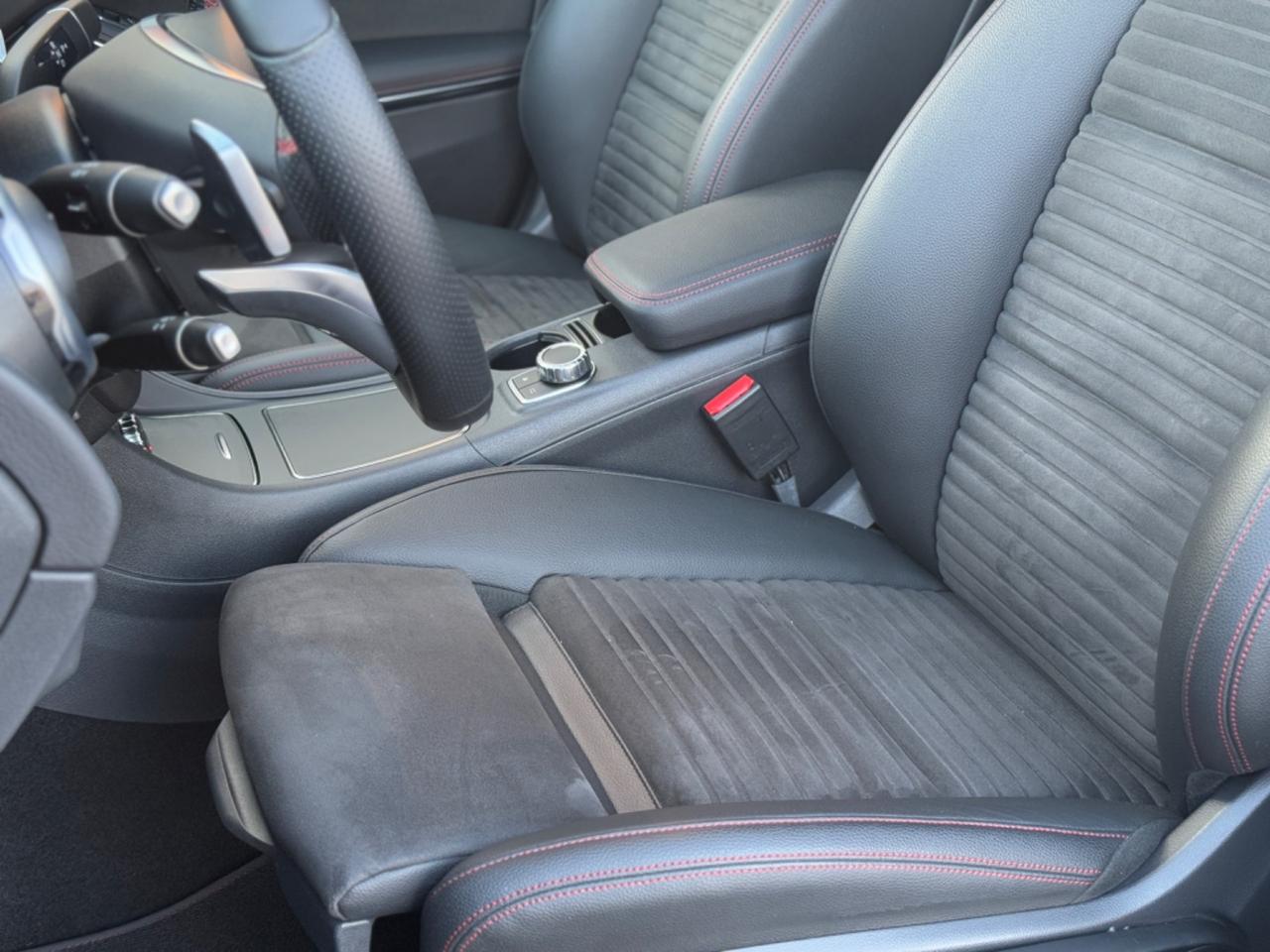 Mercedes-benz GLA 200d Premium AMG LINE!