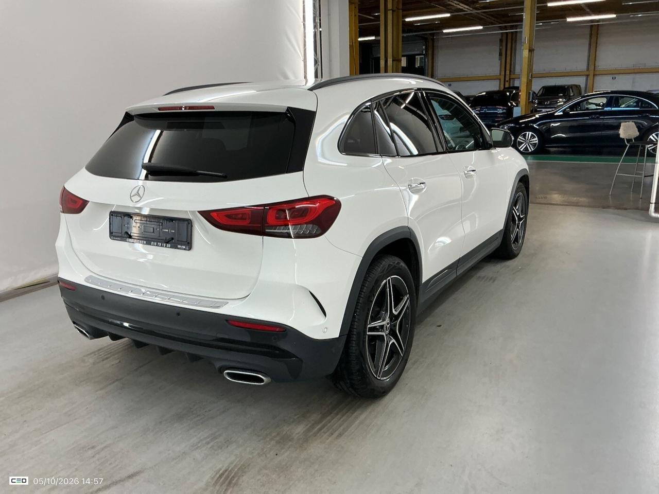 MERCEDES-BENZ GLA 180D 115CV AUTOMATIC AMG LINE ( FARI LED - AMBIENT LIGHTS - CRUISE - PELLE - NAVI PREMIUM - PARK ASSIST - TELECAMERA POST. - CERCHI 19 )
