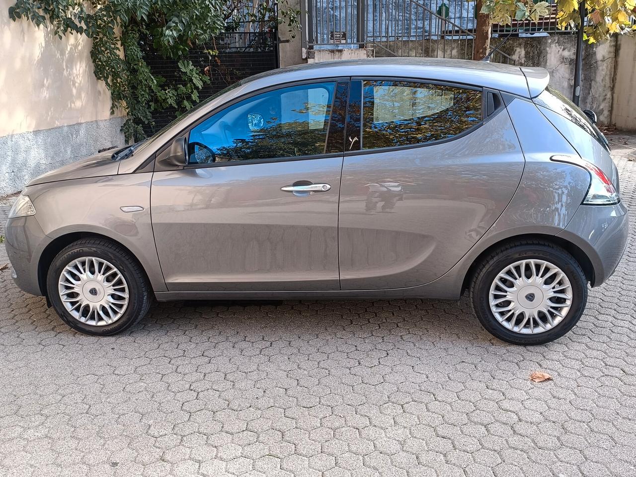 Lancia Ypsilon 1.2 69 CV 5 porte Silver