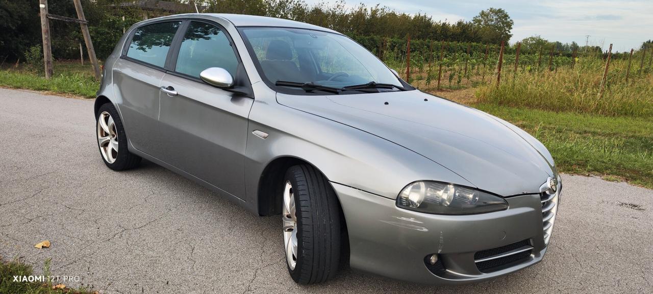 Alfa Romeo 147 JTD 150cv Q2 (BELLA)