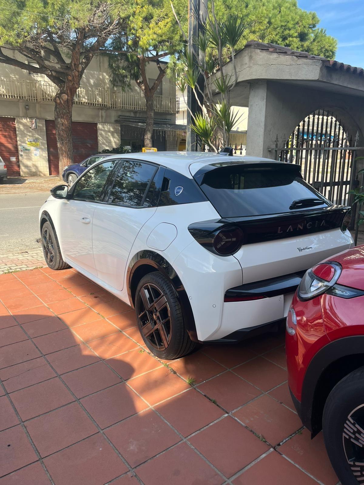 Lancia Ypsilon Hybrid e-DCT LX