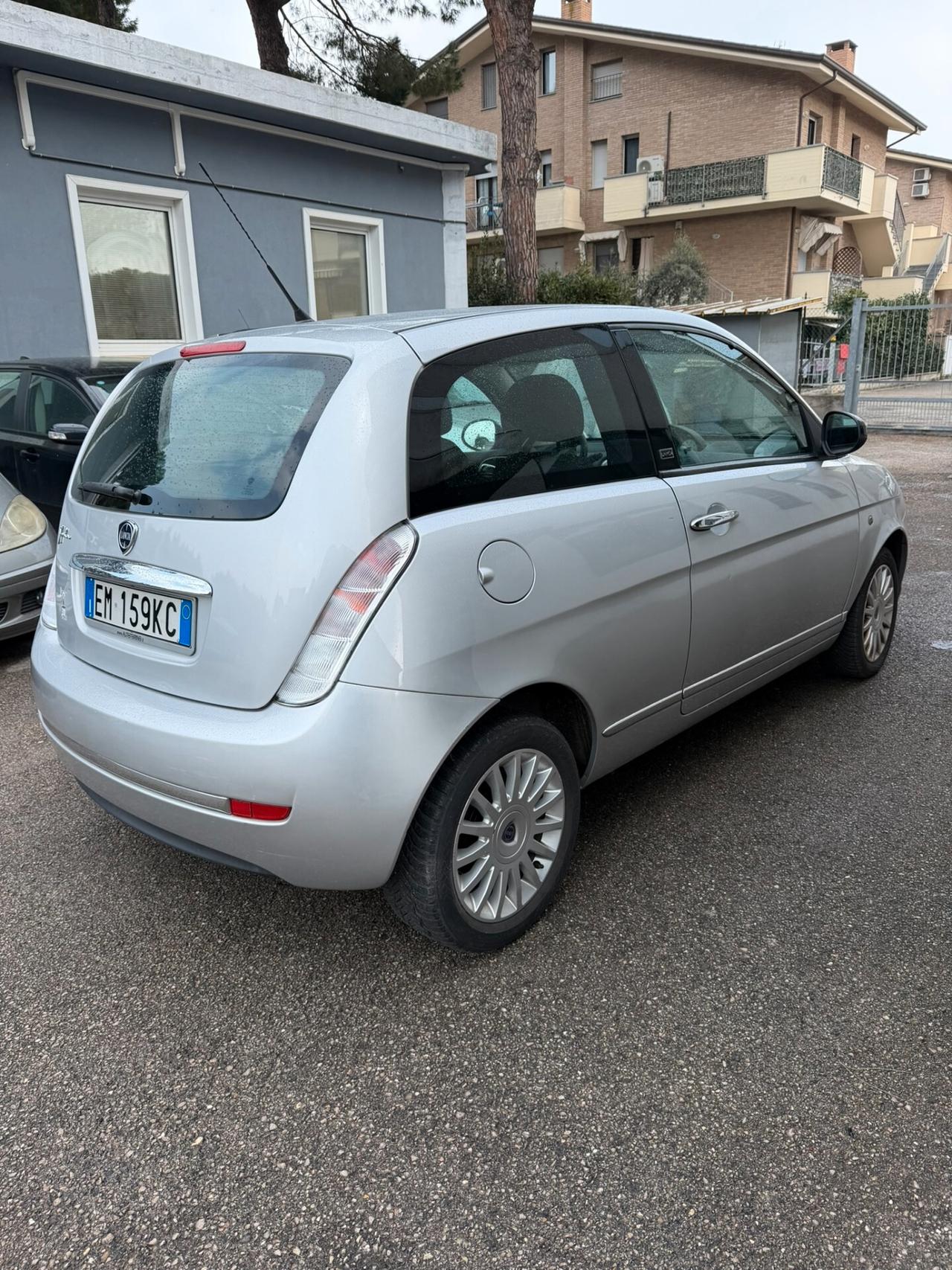 Lancia Ypsilon 1.2 69 CV Unyca