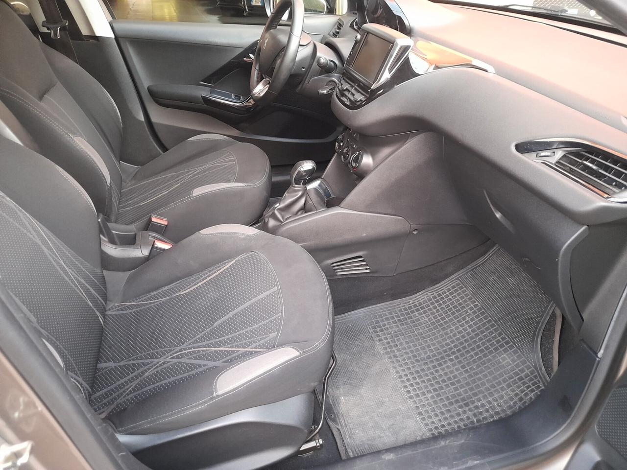 PEUGEOT 208 1.2 5 P