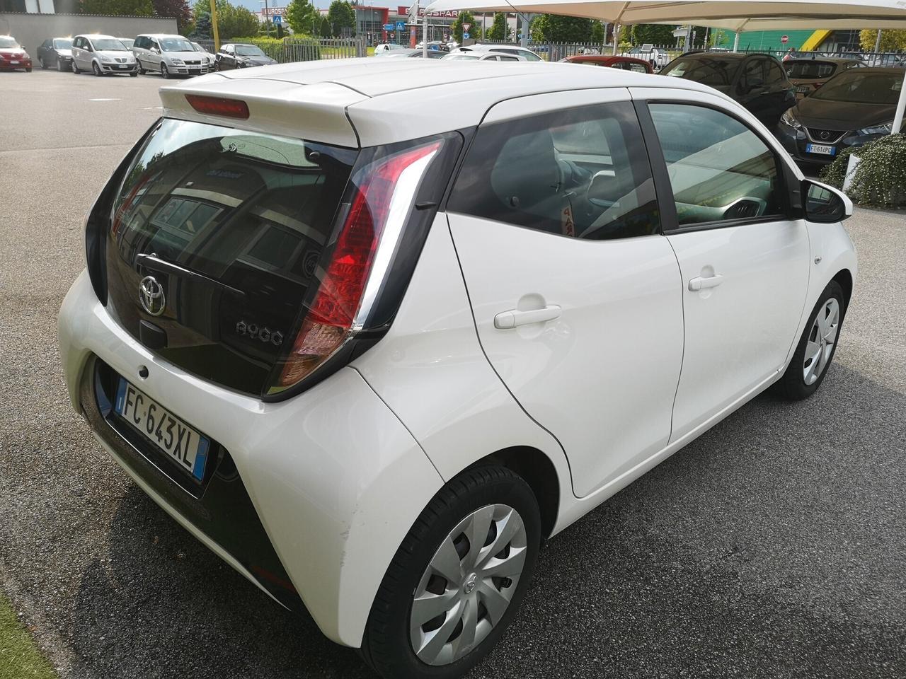 Toyota Aygo 1.0 VVT-i 69 CV 5 porte x-play MMT