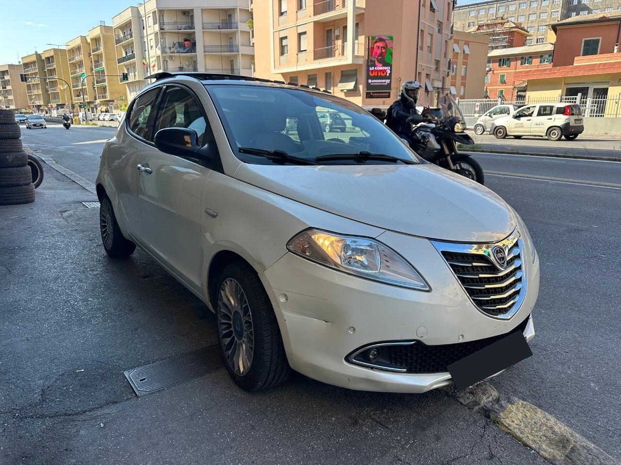 Lancia Ypsilon 1.2 69 CV 5 porte S&S Platinum + Tetto Sensori Ant e Post