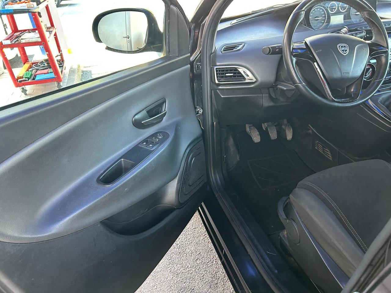 Lancia Ypsilon 1.2 69 CV 5 porte S&S Silver