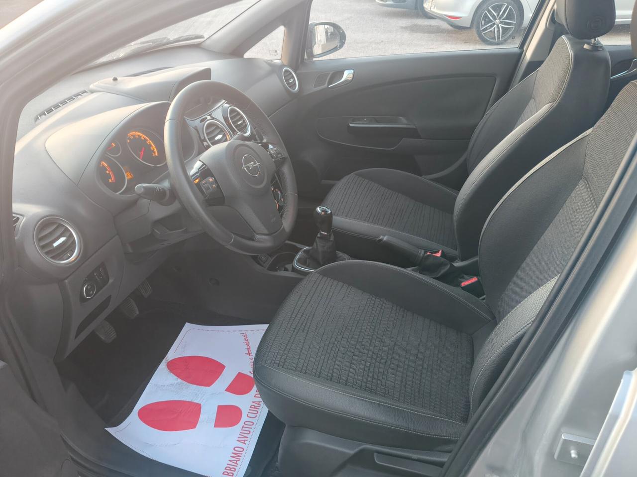 Opel Corsa con gancio traino e garanzia