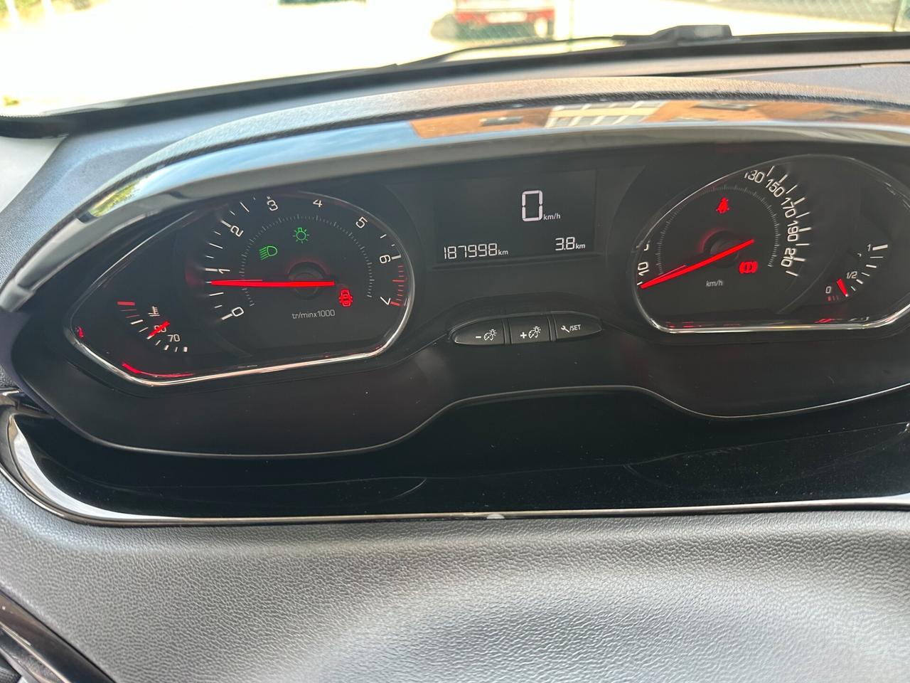 Peugeot 208 1.2 VTi 82 CV (12 RATE)