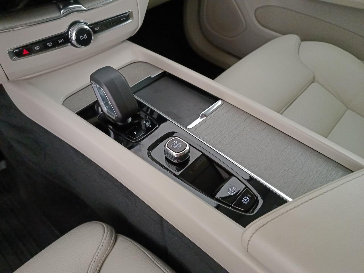 VOLVO XC60 2.0 b5 Plus Dark awd auto