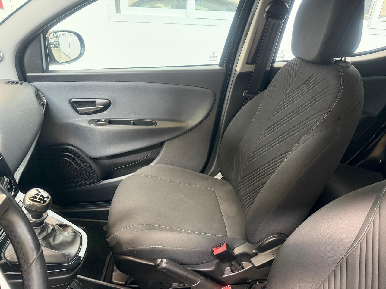 Lancia Ypsilon 1.0 FireFly 5 porte Posti S&S Hybrid Ecochic Gold