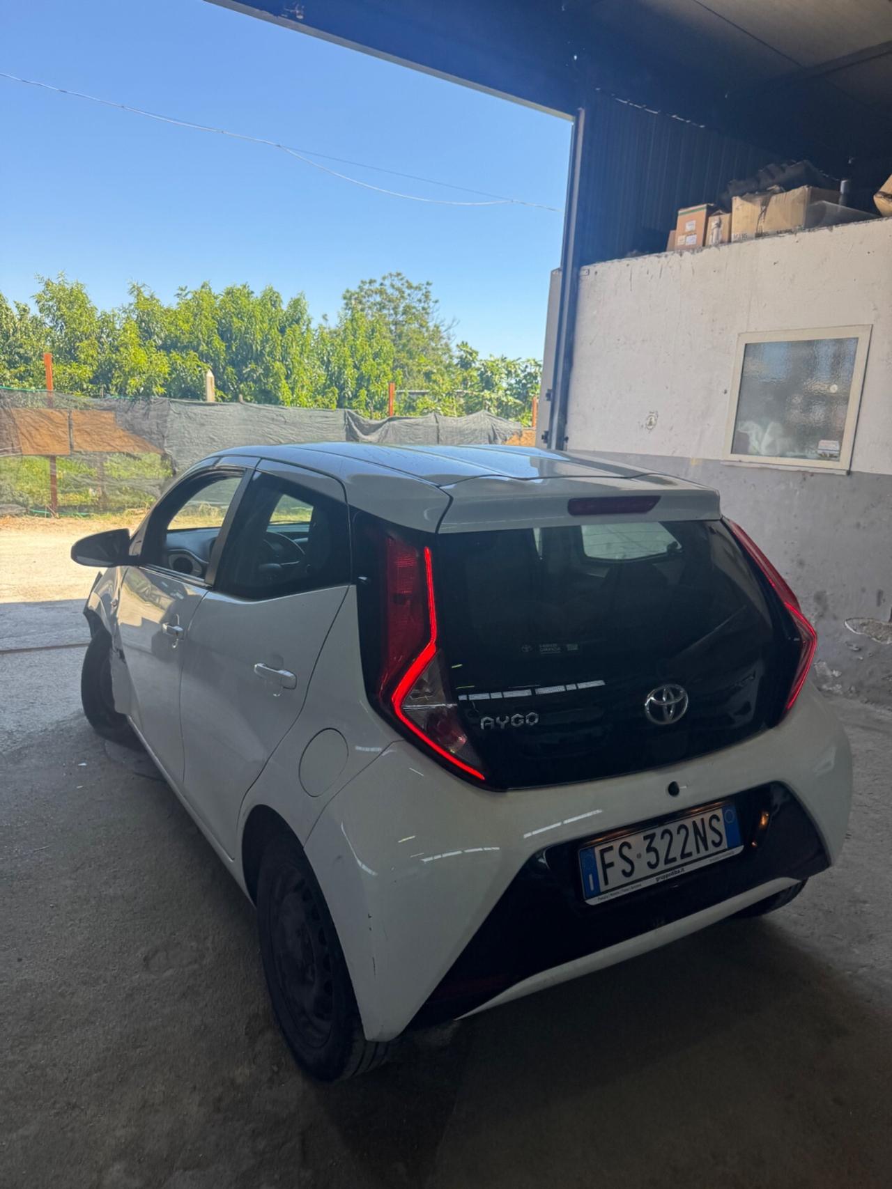 Toyota Aygo 1.0 VVT-i 69 CV 5 porte x-business MMT