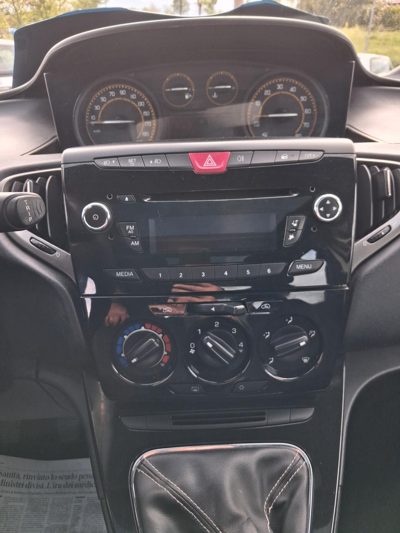 Lancia Ypsilon 1.2 69 CV 5porte S Momodesign