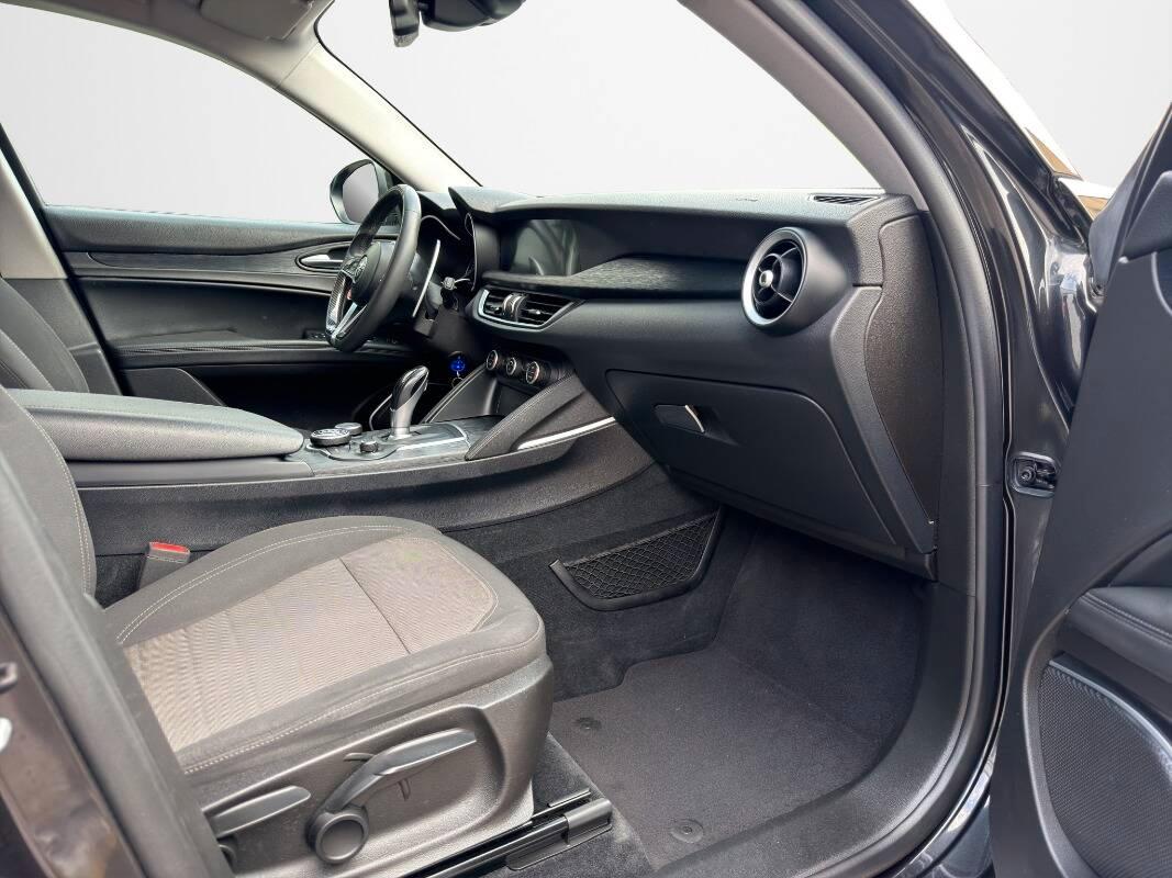 Alfa Romeo Stelvio 2.2 t Business Q4 190cv auto my19