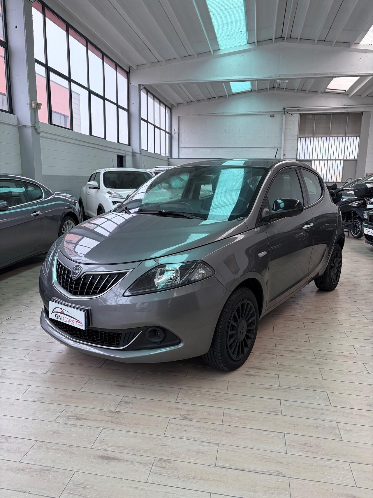 Lancia Ypsilon 1.0 Firefly hybrid silver