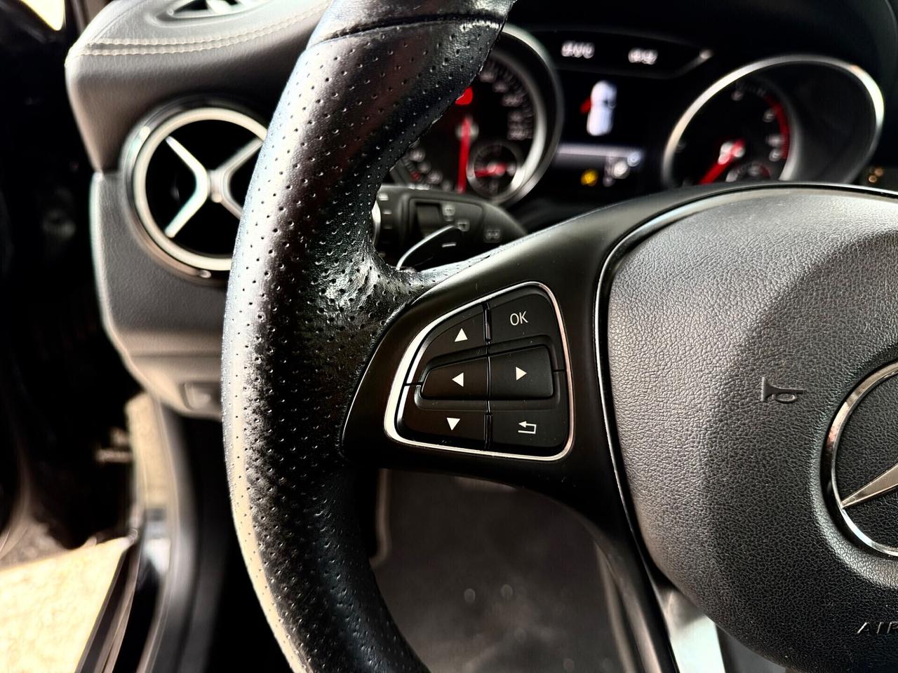 MB GLA 200d 4Matic Premium NIGHT EDITION *TETTO