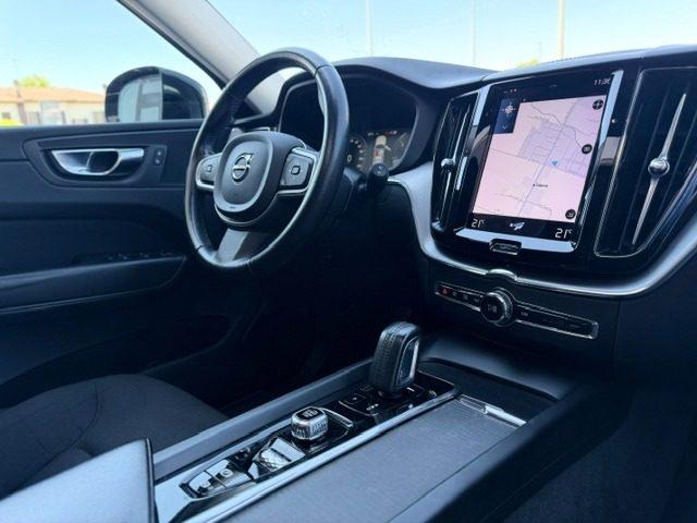 VOLVO XC60 B4 (d) AWD Geartronic Momentum Pro/TETTO APRIBILE