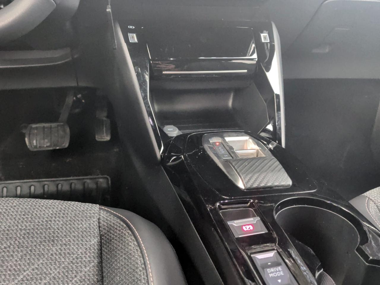 Peugeot 2008 Hybrid 145 e-DCS6 Allure 2025